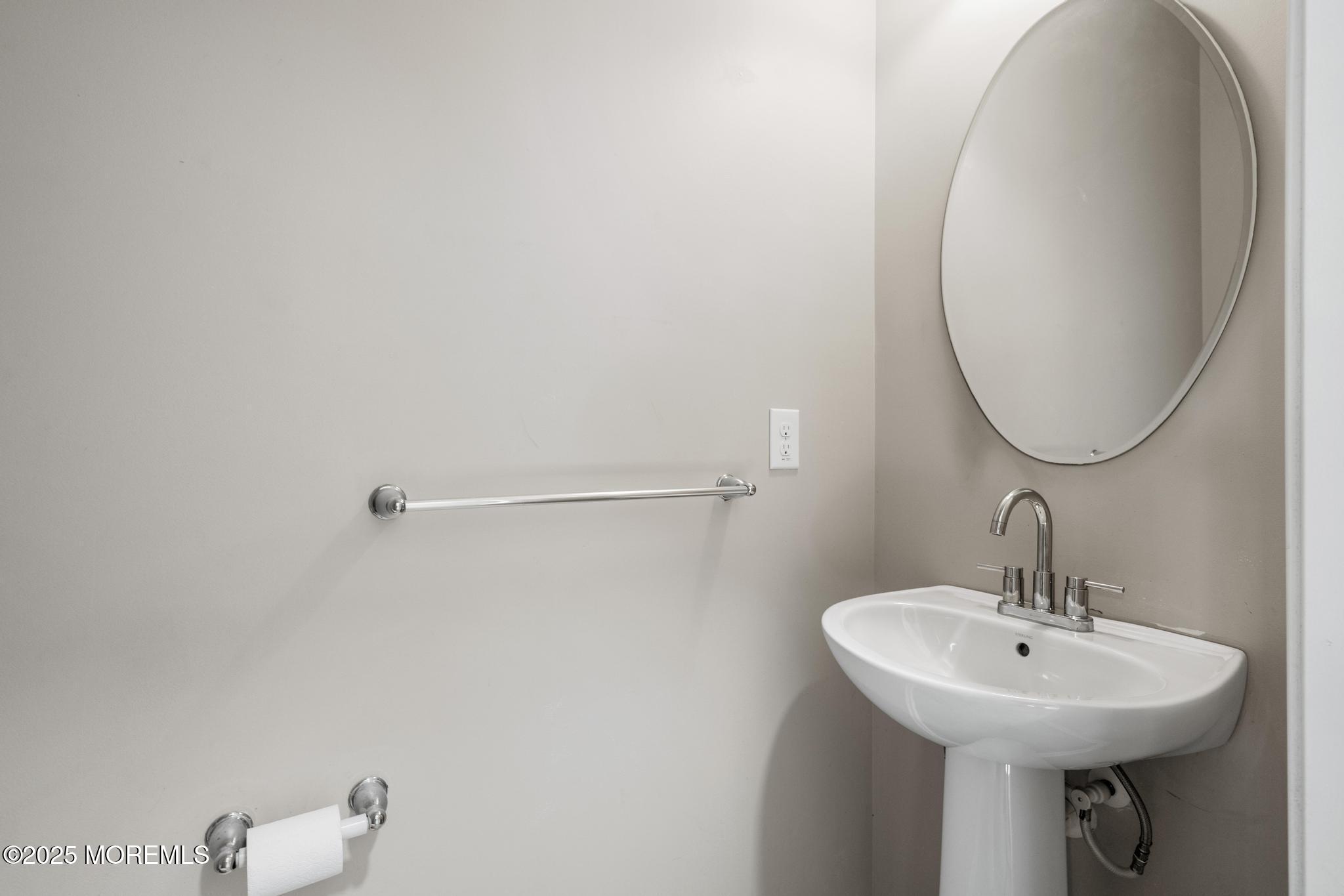 125 Sundance Drive Hamilton, NJ 08619 - Photo 10 of 31 a bathroom with a sink and a mirror