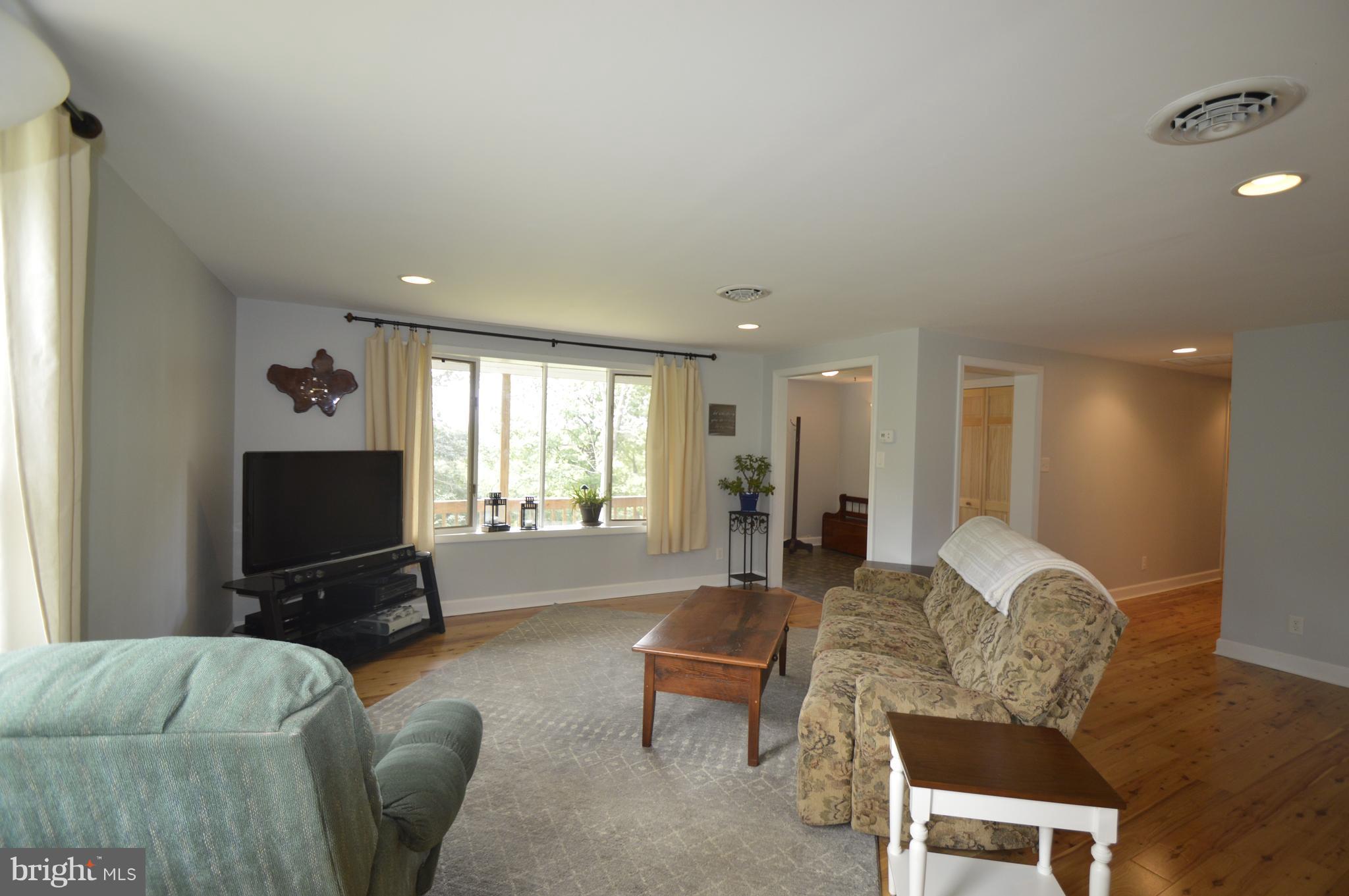 3338 Barnes Road Chambersburg, PA 17202 - Photo 9 of 30 Living Room