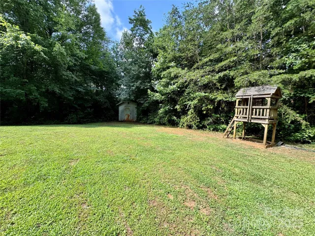a view of a house with a backyard