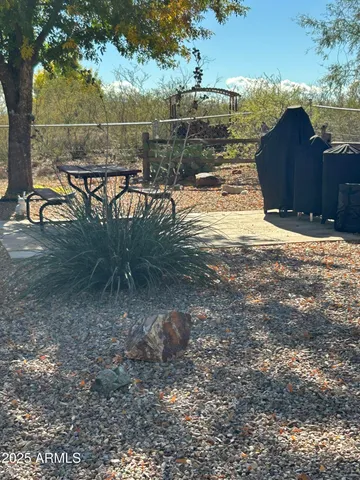 a view of a backyard