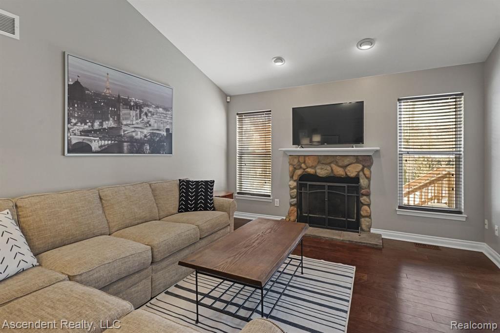 3918 Samuel Avenue Rochester Hills, MI 48309 - Photo 4 of 25 Gallery Image 4