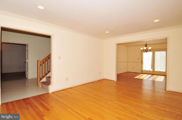 5221 Green Bridge Road Dayton, MD 21036 - Photo 12 of 30 Living Room/Dining Room