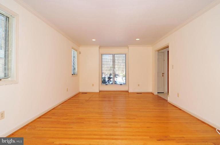 5221 Green Bridge Road Dayton, MD 21036 - Photo 4 of 30 Living Room