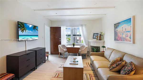 $2,000 | 439 15th Street, Unit 14, Miami Beach, FL 33139