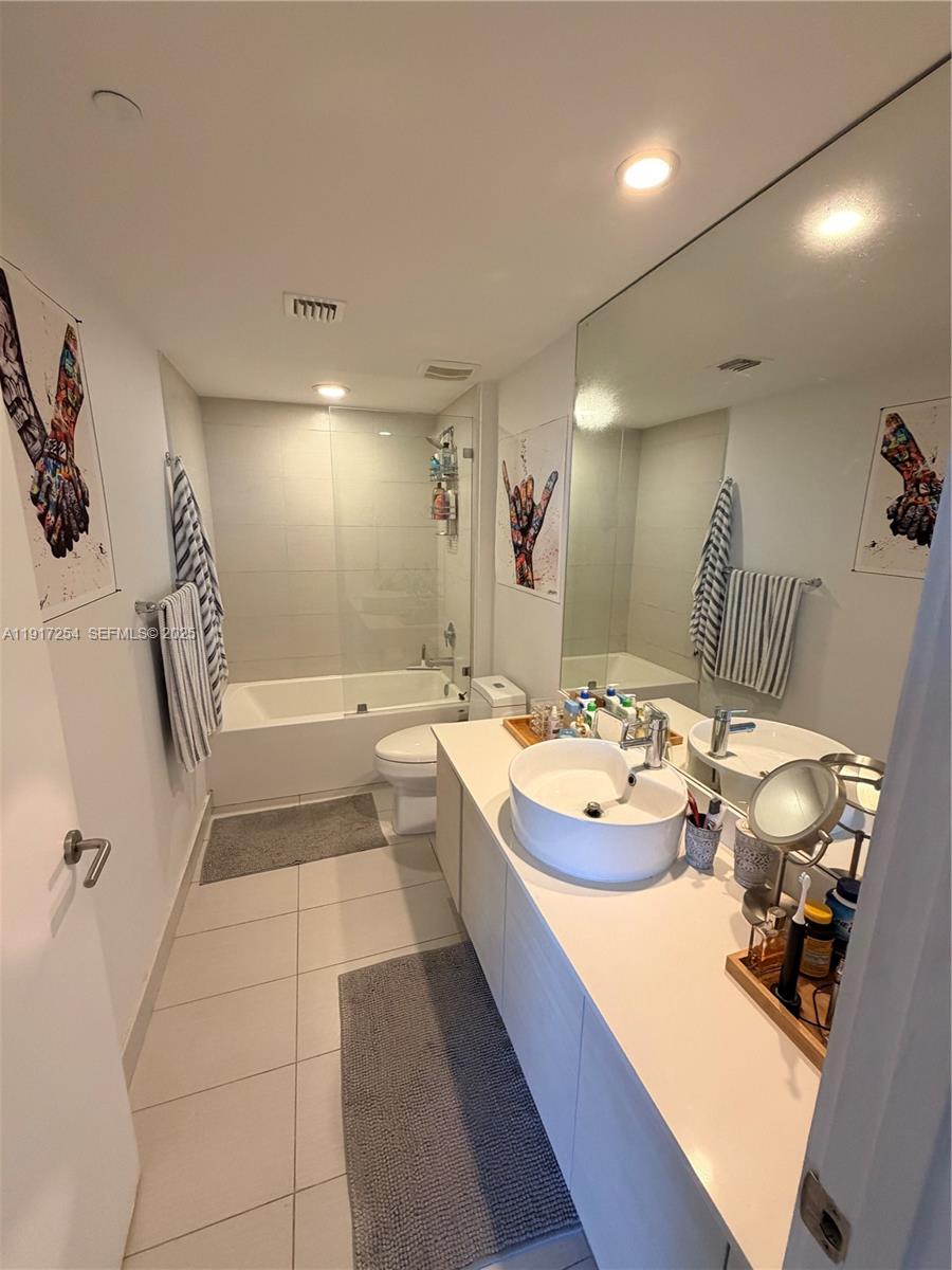 4250 Biscayne Boulevard, Unit 902 Miami, FL 33137 - Photo 18 of 30 a bathroom with a tub sink and mirror