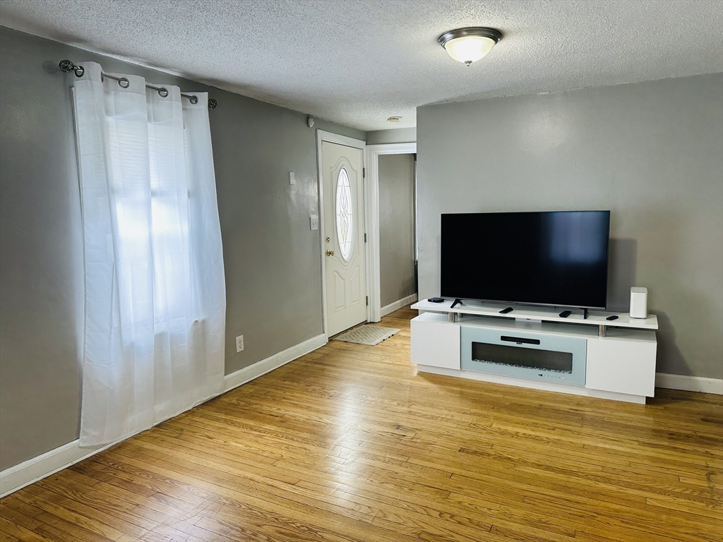 42 Marquette Street Springfield, MA 01104 - Photo 3 of 26