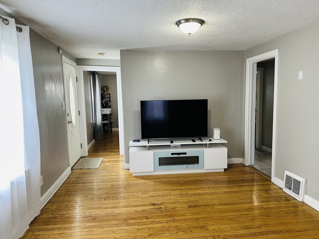 42 Marquette Street Springfield, MA 01104 - Photo 4 of 26