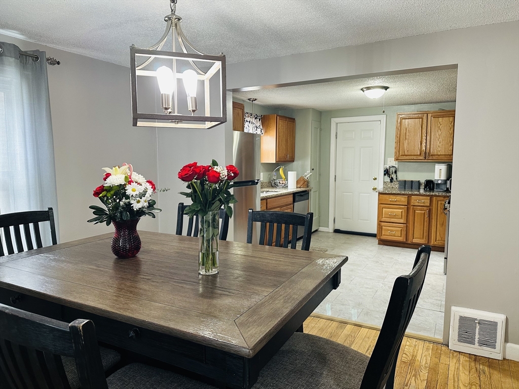 42 Marquette Street Springfield, MA 01104 - Photo 5 of 26