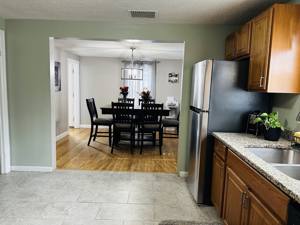 42 Marquette Street Springfield, MA 01104 - Photo 8 of 26