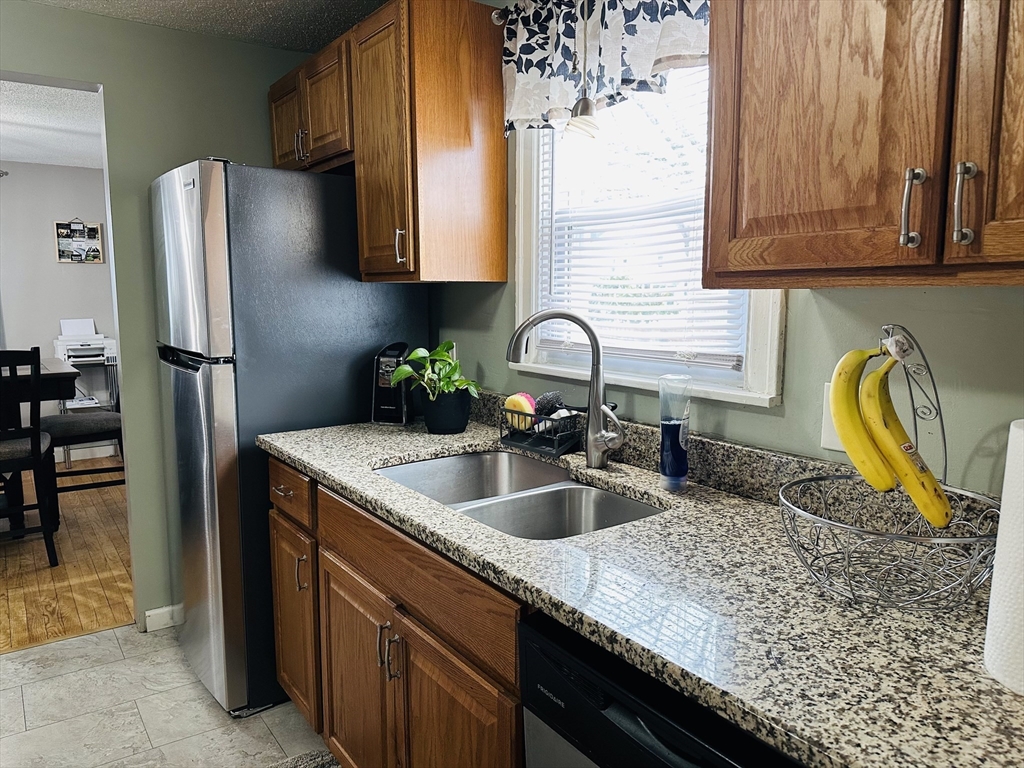 42 Marquette Street Springfield, MA 01104 - Photo 9 of 26