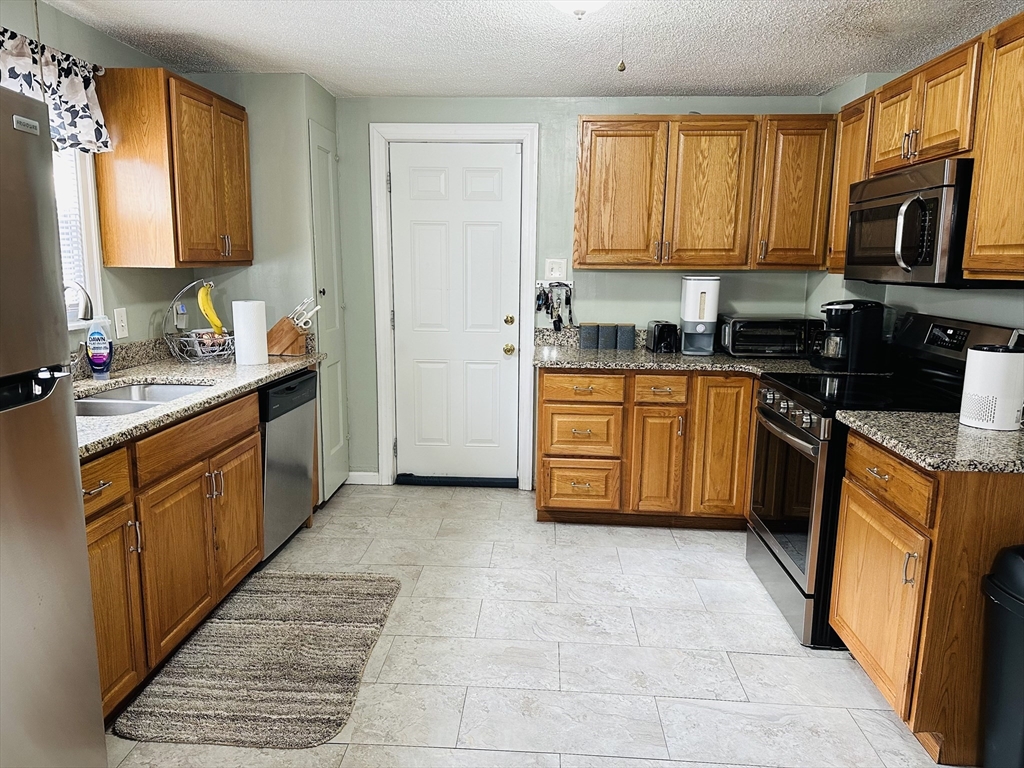 42 Marquette Street Springfield, MA 01104 - Photo 10 of 26