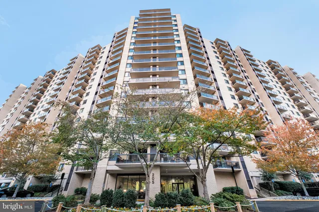 $2,899 | 205 Yoakum Parkway, Unit 209, Alexandria, VA 22304