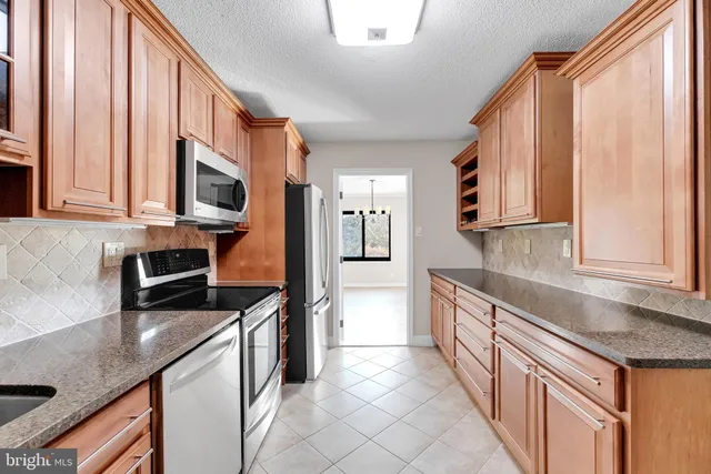 $2,899 | 205 Yoakum Parkway, Unit 209, Alexandria, VA 22304