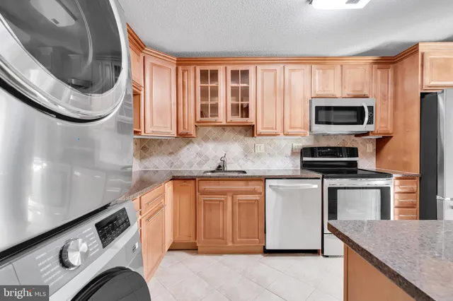 $2,899 | 205 Yoakum Parkway, Unit 209, Alexandria, VA 22304