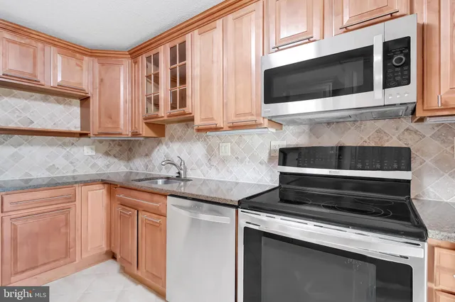 $2,899 | 205 Yoakum Parkway, Unit 209, Alexandria, VA 22304