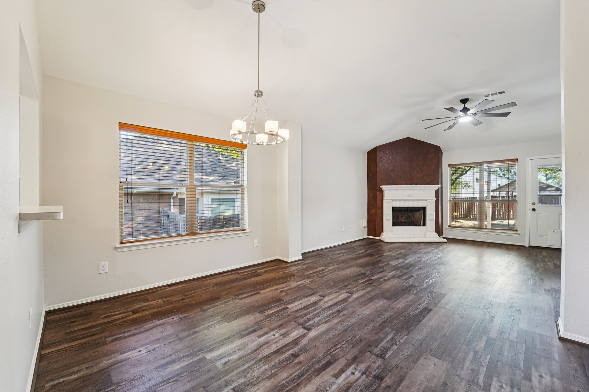 281 Mesa View Conroe, TX 77316 - Photo 4 of 38