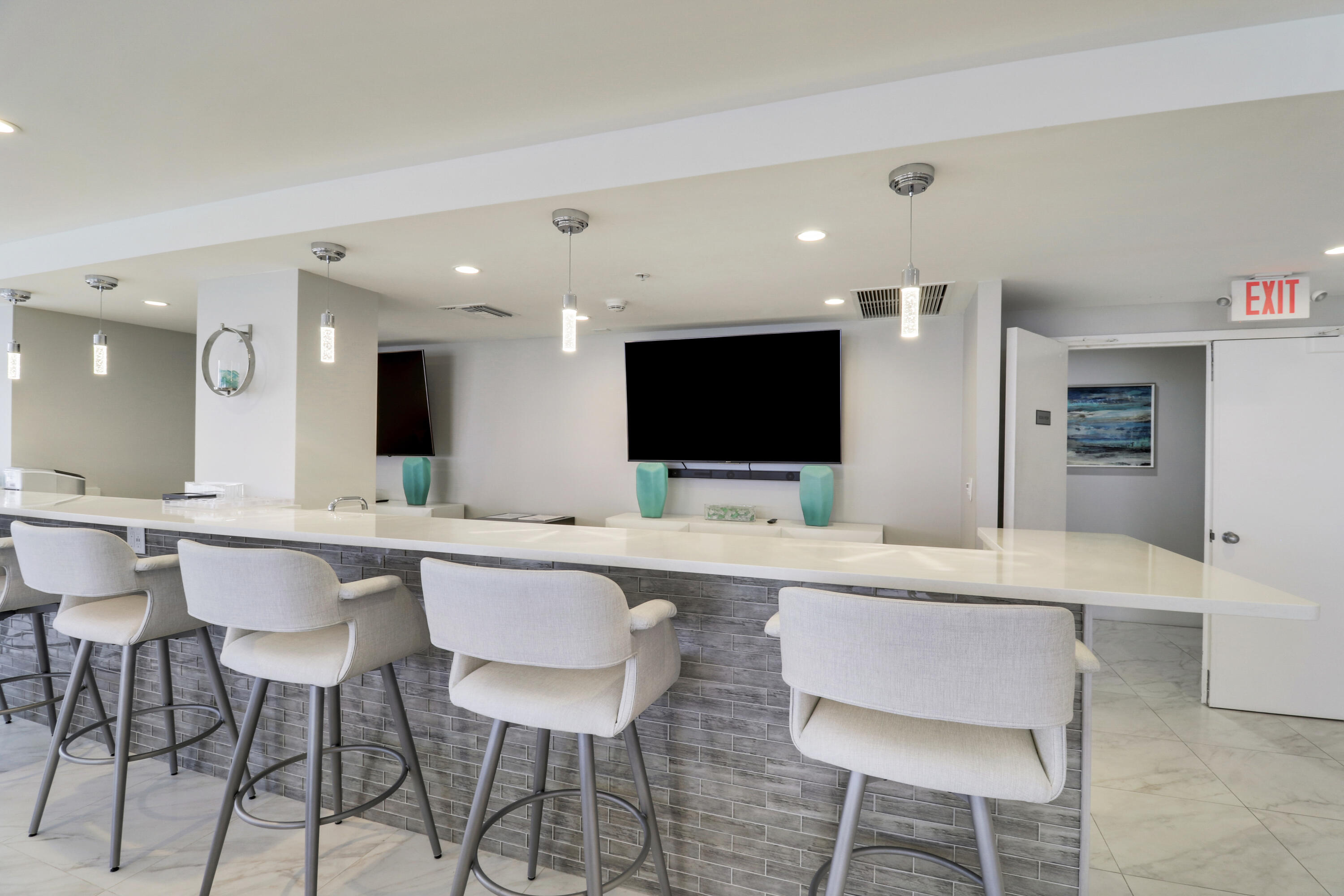 5280 North Ocean Drive, Unit 2F Riviera Beach, FL 33404 - Photo 28 of 35 a kitchen with a table and chairs in it