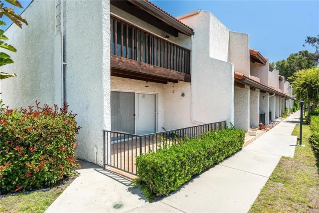 $675,000 | 9576 Vía Bernardo, Burbank, CA 91504