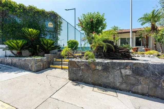 $675,000 | 9576 Vía Bernardo, Burbank, CA 91504