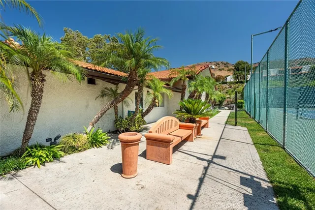 $675,000 | 9576 Vía Bernardo, Burbank, CA 91504
