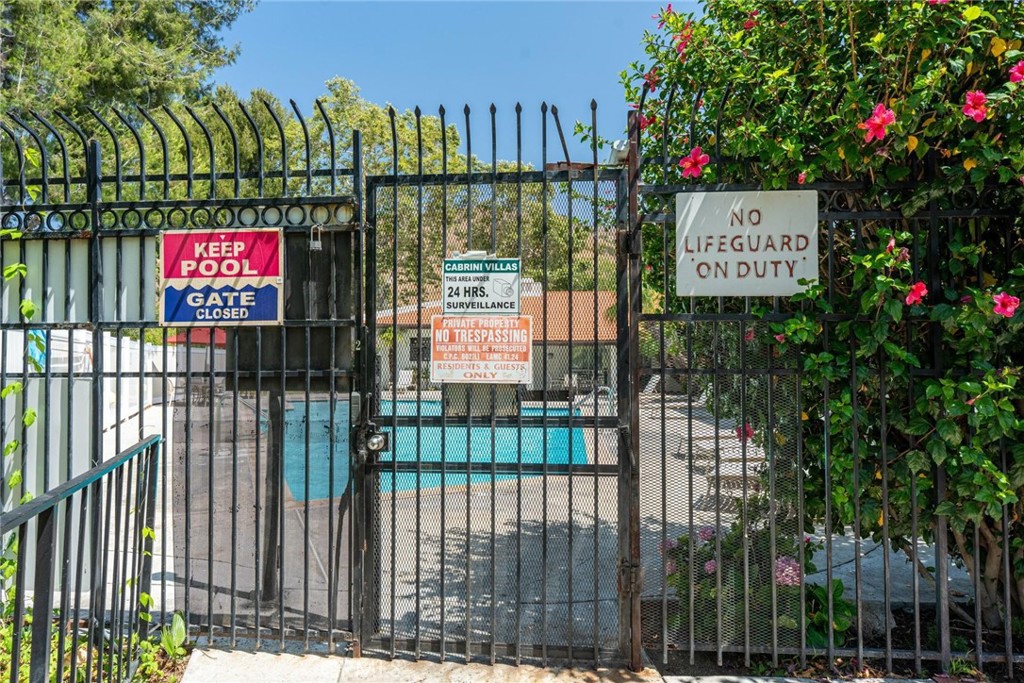 9576 Vía Bernardo Burbank, CA 91504 - Photo 38 of 38 a view of a street sign