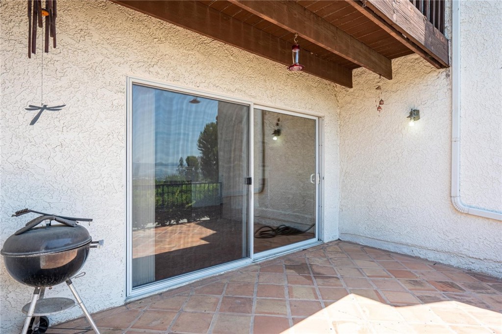 9576 Vía Bernardo Burbank, CA 91504 - Photo 5 of 38 a view of a bathroom