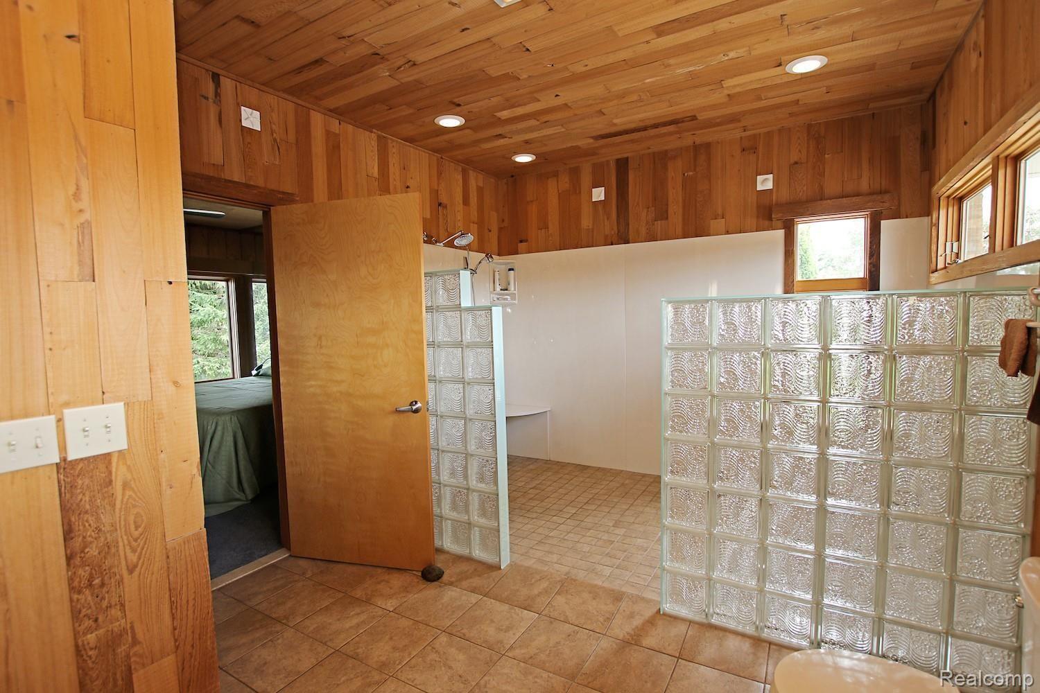 9175 Ridge Road Goodrich, MI 48438 - Photo 32 of 59 32) Master Bath.jpg