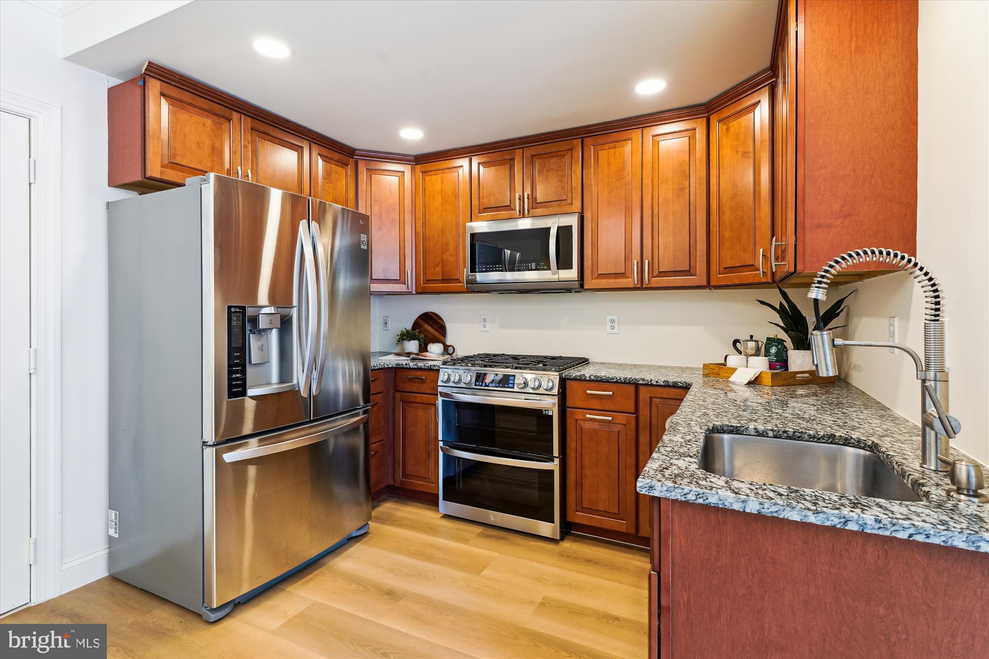 604 Highland Ridge Avenue, Unit 100 Gaithersburg, MD 20878 - Photo 11 of 46 a kitchen with granite countertop a refrigerator and a sink