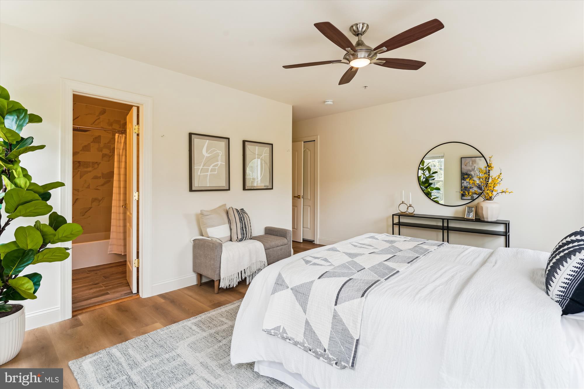 604 Highland Ridge Avenue, Unit 100 Gaithersburg, MD 20878 - Photo 20 of 46 a bedroom with bed and a potted plant