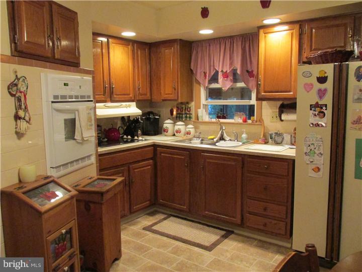 613 Ruth Avenue Aston, PA 19014 - Photo 6 of 22 Kitchen