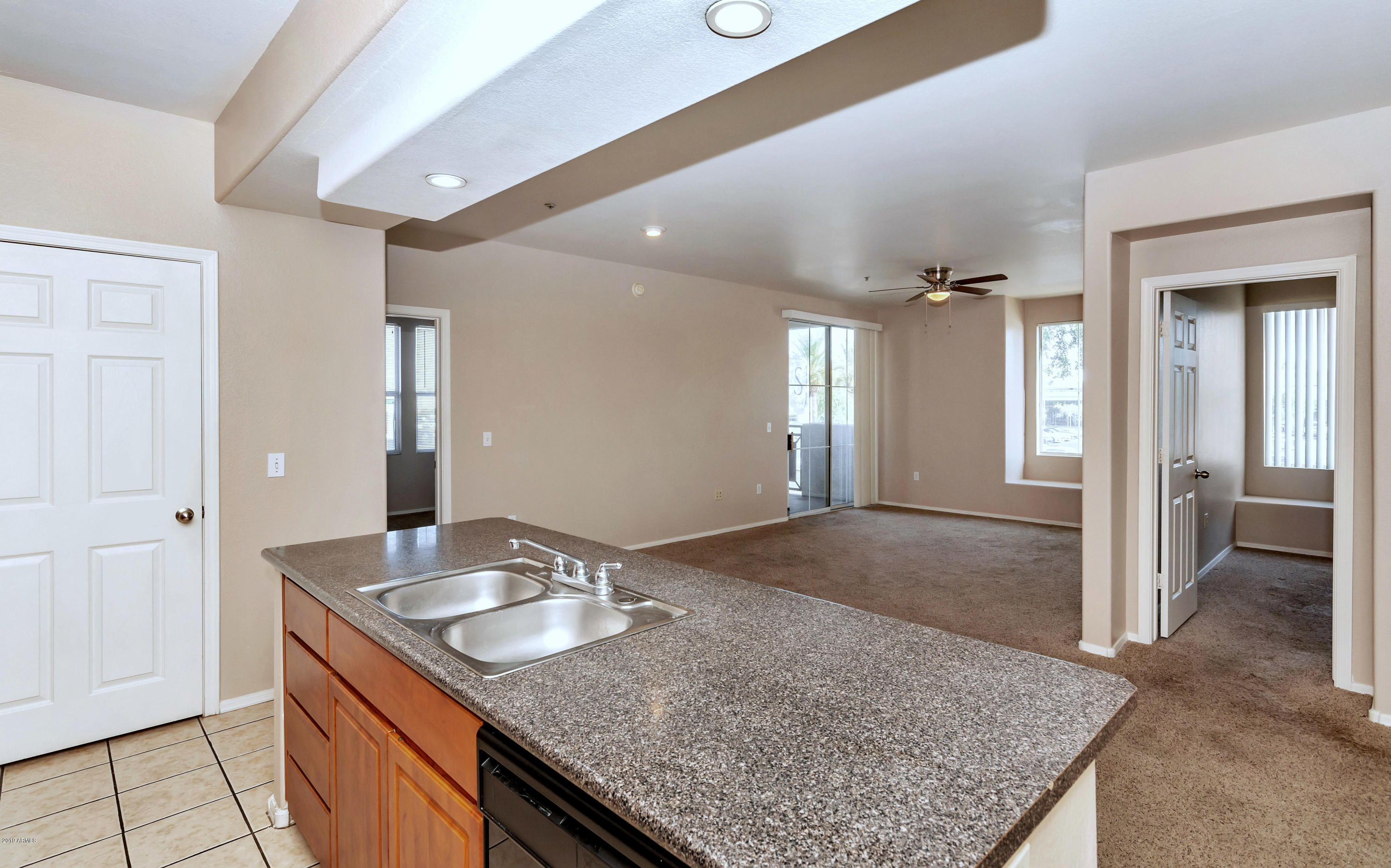 909 East Camelback Road, Unit 2005 Phoenix, AZ 85014 - Photo 8 of 27 909 E Camelback Rd-print-008-004-Kitchen