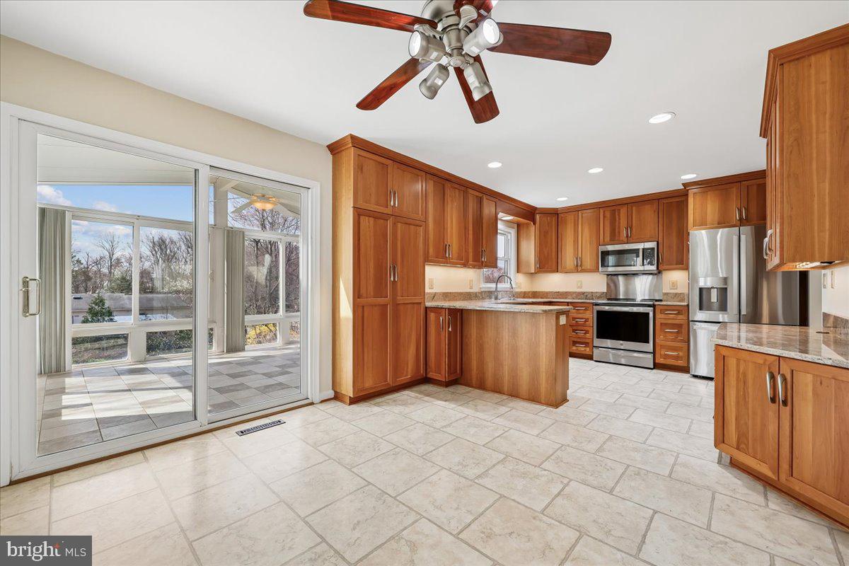 11924 Fernshire Road Gaithersburg, MD 20878 - Photo 11 of 74 Bright and inviting modern kitchen.