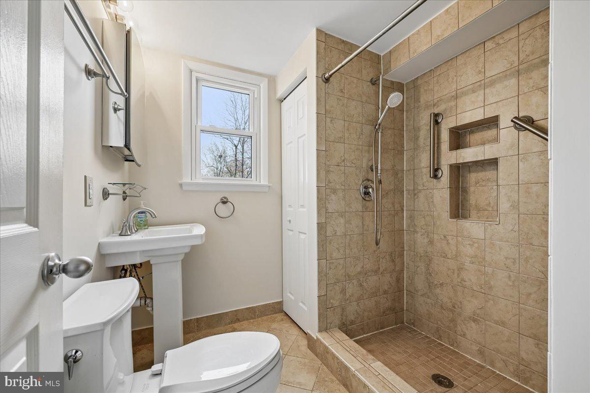 11924 Fernshire Road Gaithersburg, MD 20878 - Photo 18 of 74 a bathroom with a sink a toilet and shower