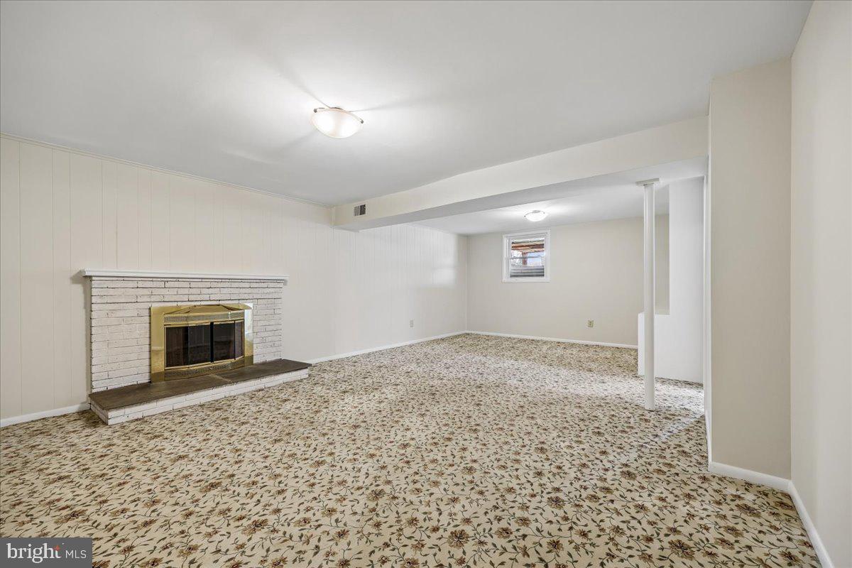 11924 Fernshire Road Gaithersburg, MD 20878 - Photo 19 of 74 Spacious, versatile living area awaits.