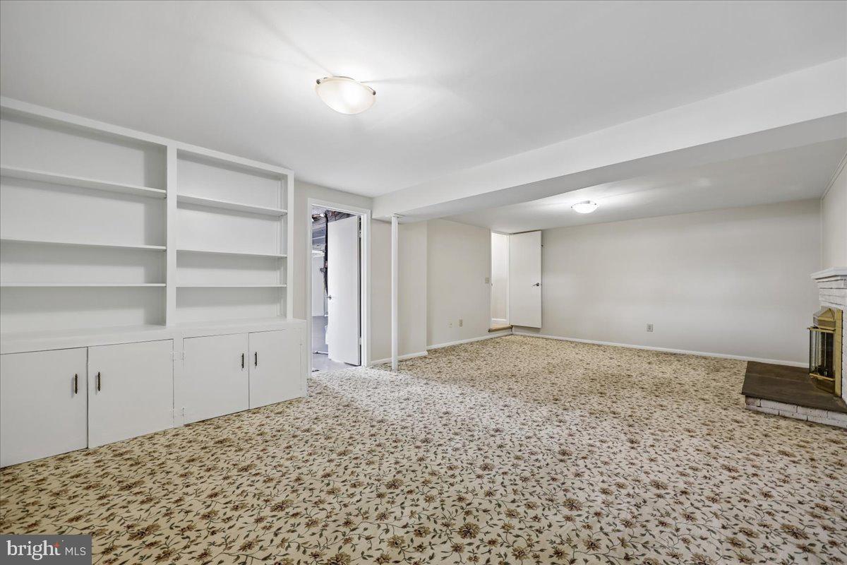 11924 Fernshire Road Gaithersburg, MD 20878 - Photo 21 of 74 Spacious, versatile living area awaits.