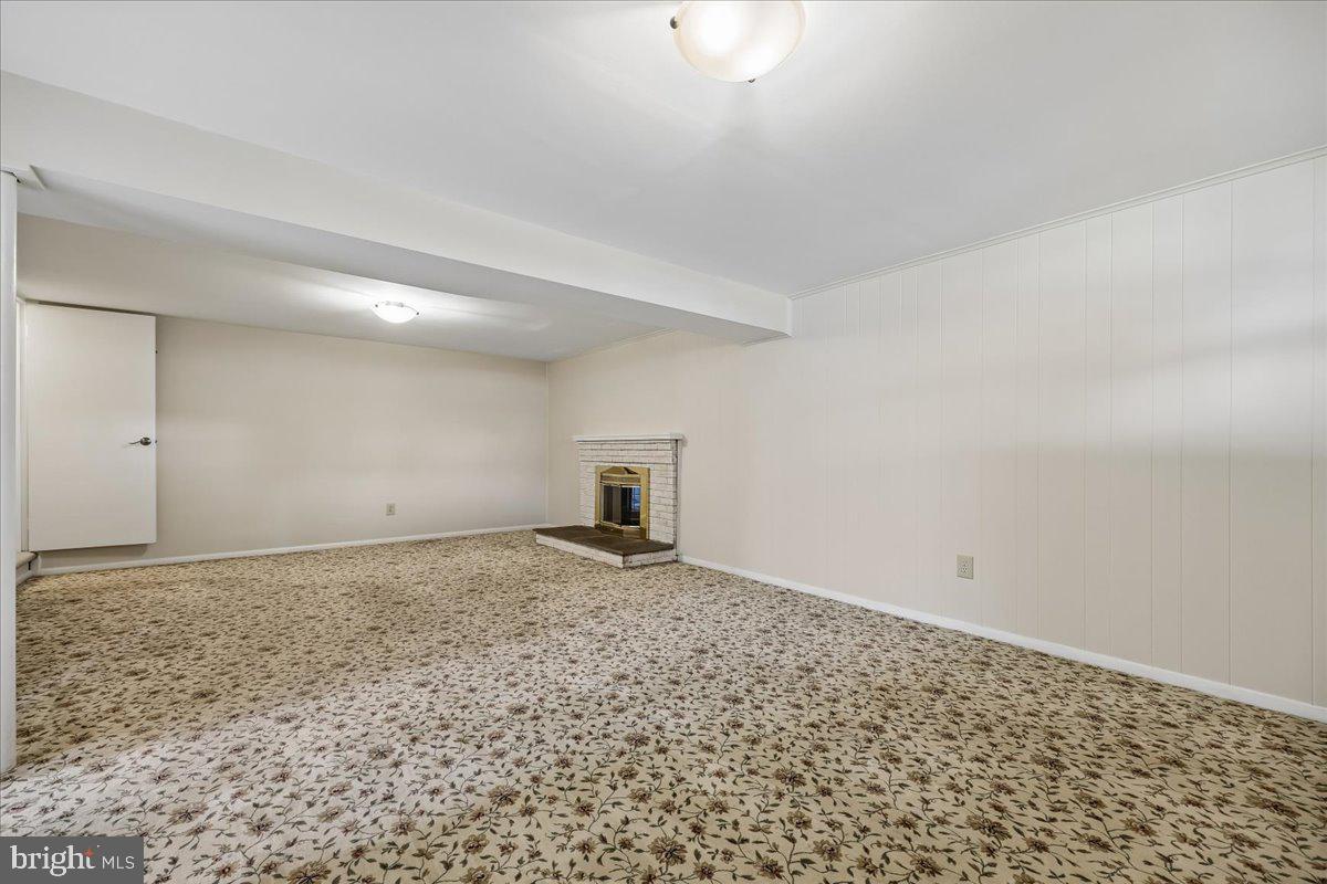 11924 Fernshire Road Gaithersburg, MD 20878 - Photo 22 of 74 Spacious, versatile living area awaits.