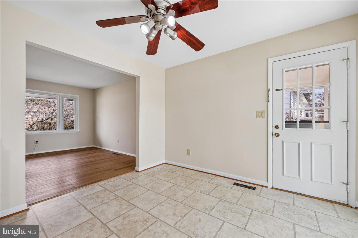 11924 Fernshire Road Gaithersburg, MD 20878 - Photo 38 of 74 Bright and inviting entryway space.