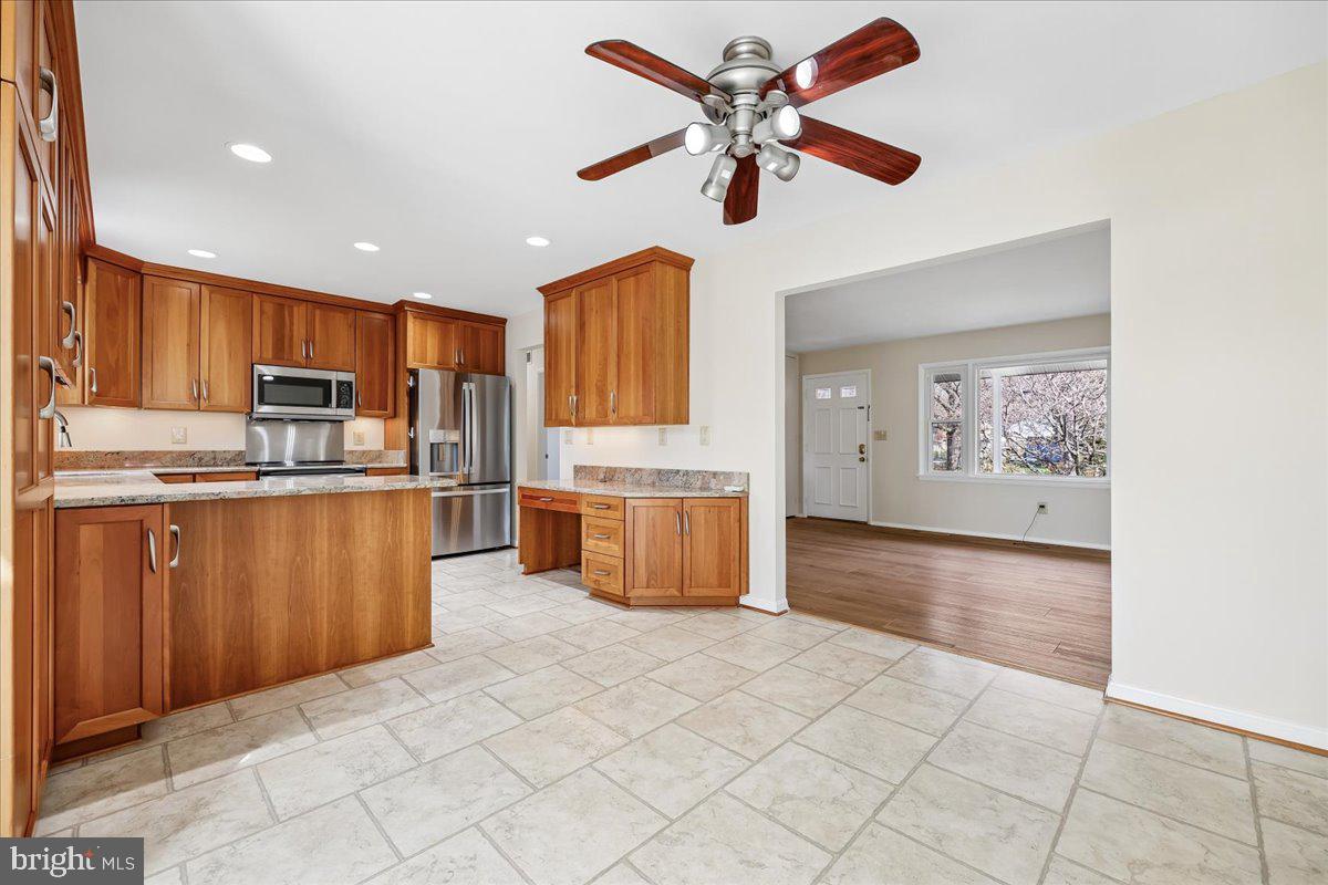 11924 Fernshire Road Gaithersburg, MD 20878 - Photo 9 of 74 Inviting kitchen with warm wood accents.