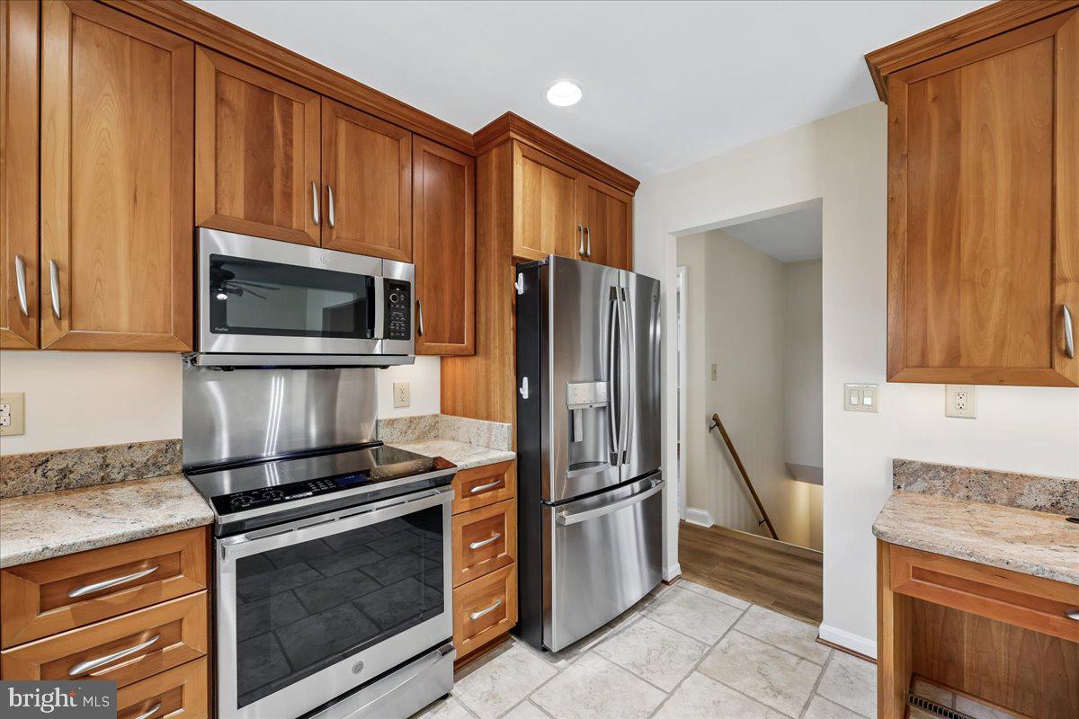11924 Fernshire Road Gaithersburg, MD 20878 - Photo 10 of 74 Modern kitchen with warm wood tones.