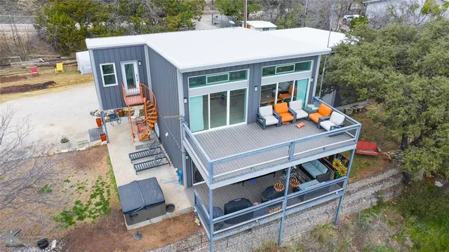 a view of an entryway with workspace