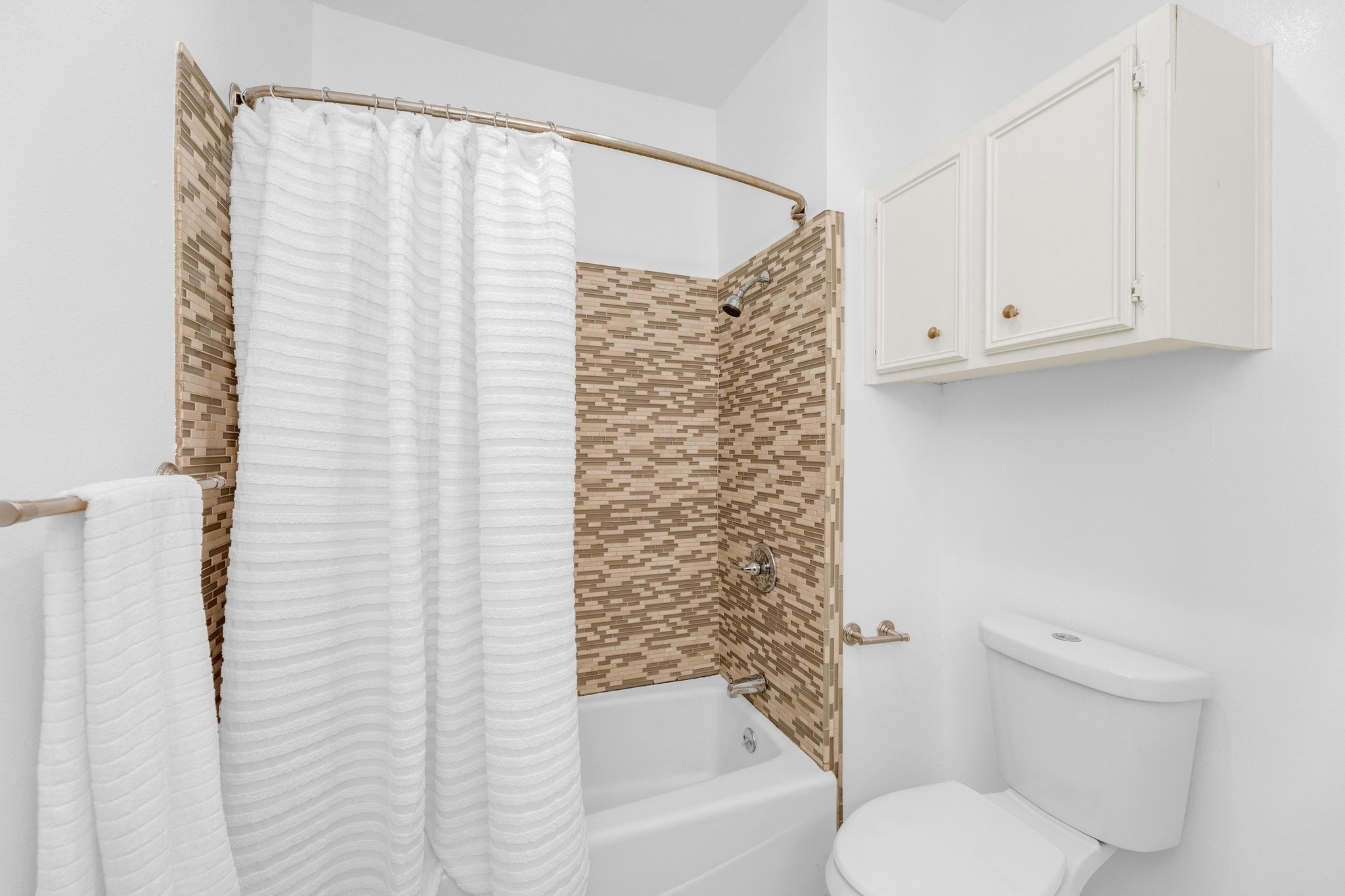 2414 Longview Street, Unit 101 Austin, TX 78705 - Photo 20 of 31 a bathroom with a toilet and a bathtub