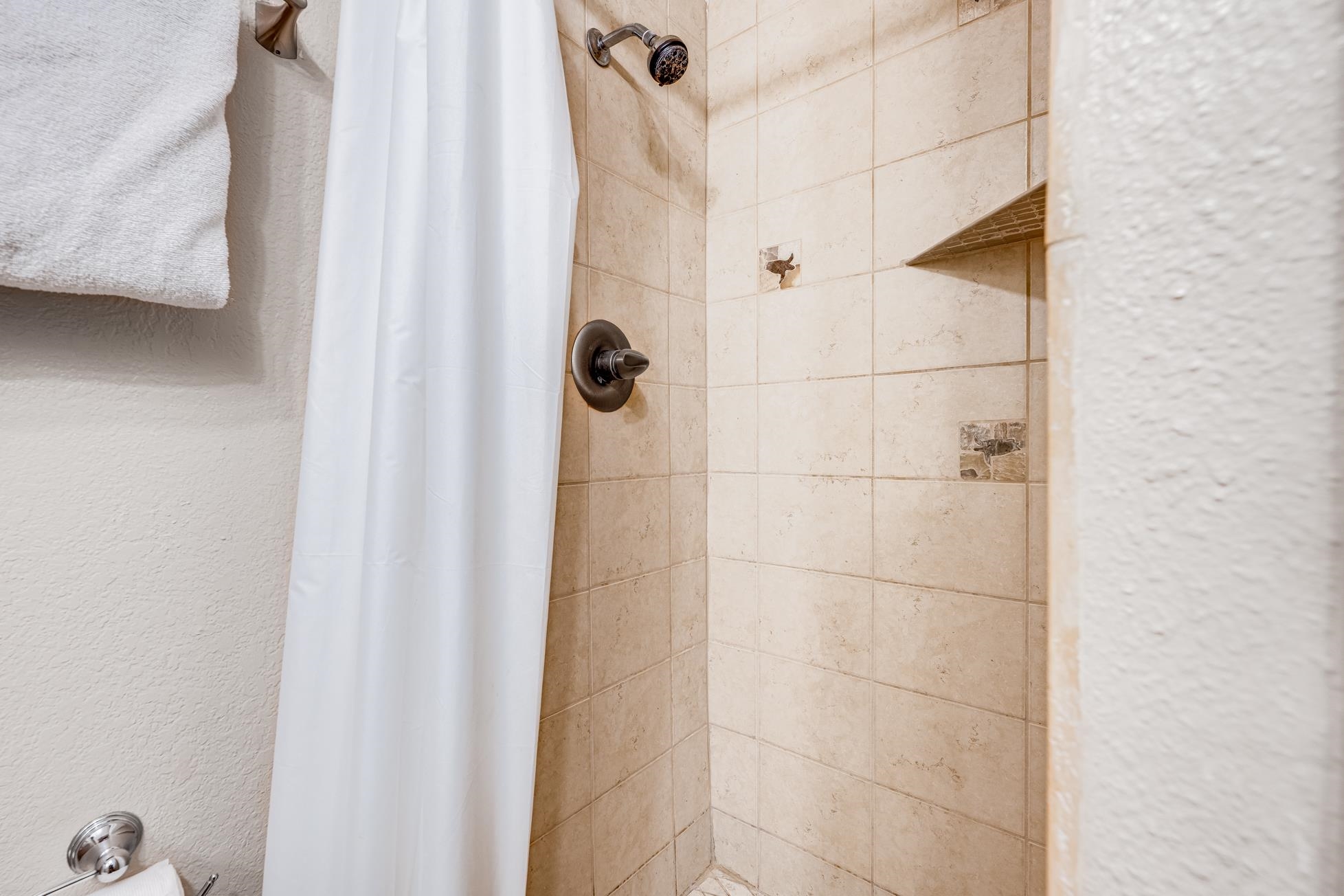 2191 South Kihei Road, Unit 3402 Kihei, HI 96753 - Photo 31 of 50 a bathroom with a shower
