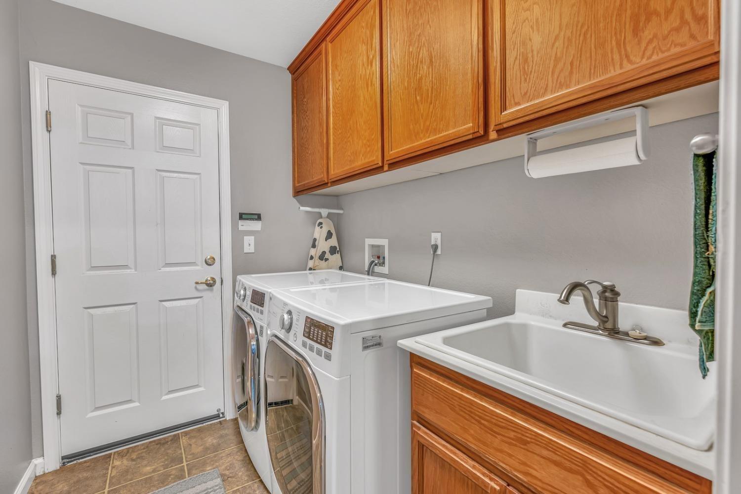 14155 Buchanan Hollow Road Le Grand, CA 95333 - Photo 33 of 46 a utility room with sink dryer and washer