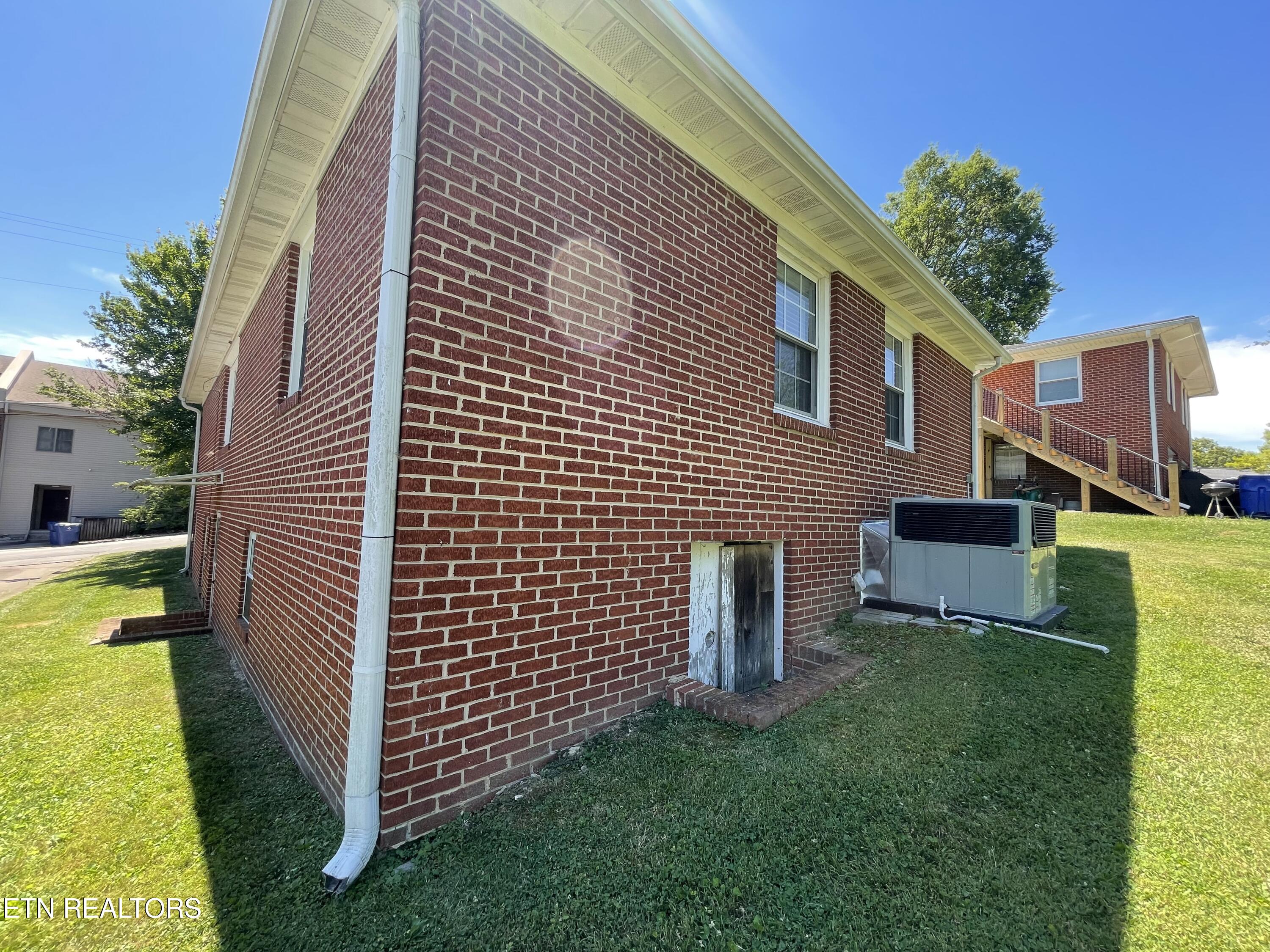 217 West Hicks Street Clinton, TN 37716 - Photo 6 of 41 IMG_5242