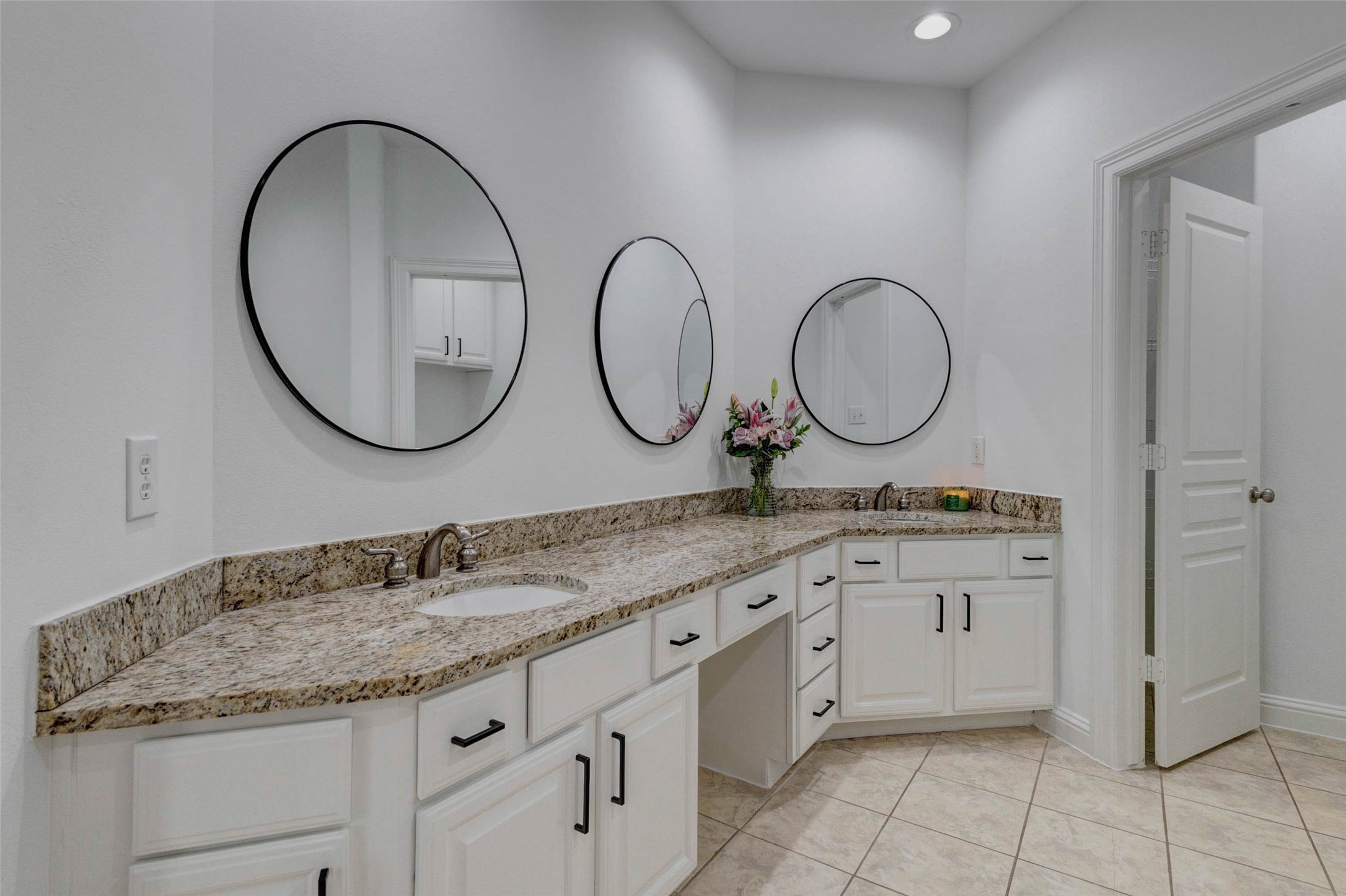 19 Versante Court Houston, TX 77070 - Photo 30 of 40 Tons of space to get ready for the day in this primay bathroom!