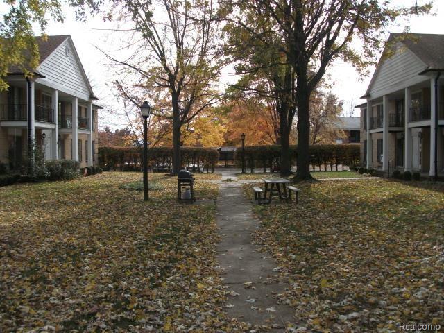 29157 Hayes Road, Unit 5 Warren, MI 48088 - Photo 8 of 9 courtyard.jpg