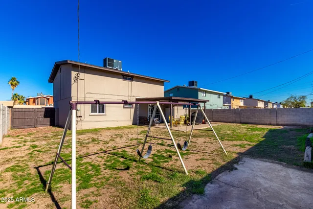 a view of a house with backyard