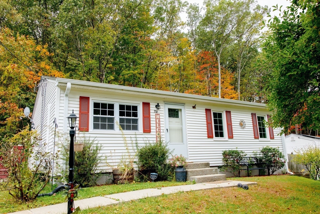 a view of a house with a yard