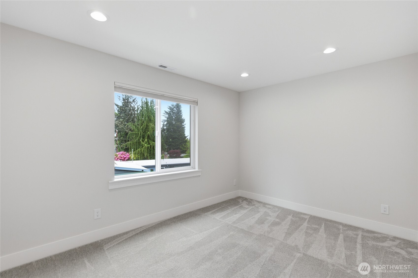 719 Edmonds Way Edmonds, WA 98020 - Photo 30 of 40 an empty room with a window