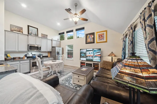 $1,950 | 257 North Lynx Trail, Montgomery, TX 77316